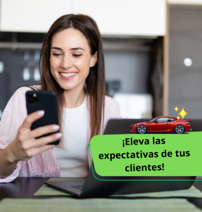 Una clienta viendo los autos de un concesionario que los presenta digitalmente