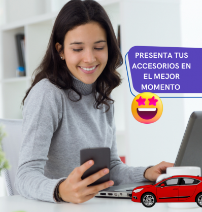 Una clienta automotriz viendo todos los accesorios que puede añadir a su auto para personalizarlo