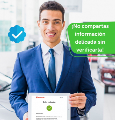 Un vendedor de autos mostrando su sistema de contacto verificable