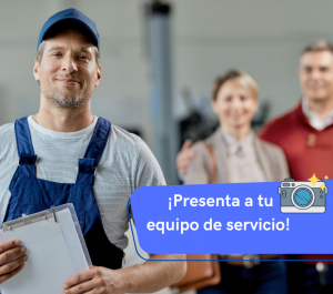 Un integrante del equipo de servicio siendo presentado