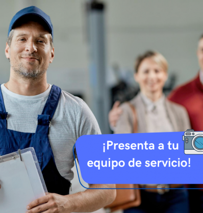 Un integrante del equipo de servicio siendo presentado