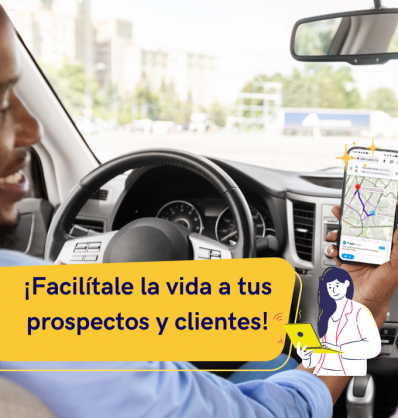 Un par de clientes automotrices recibiendo información completa para visitar la agencia